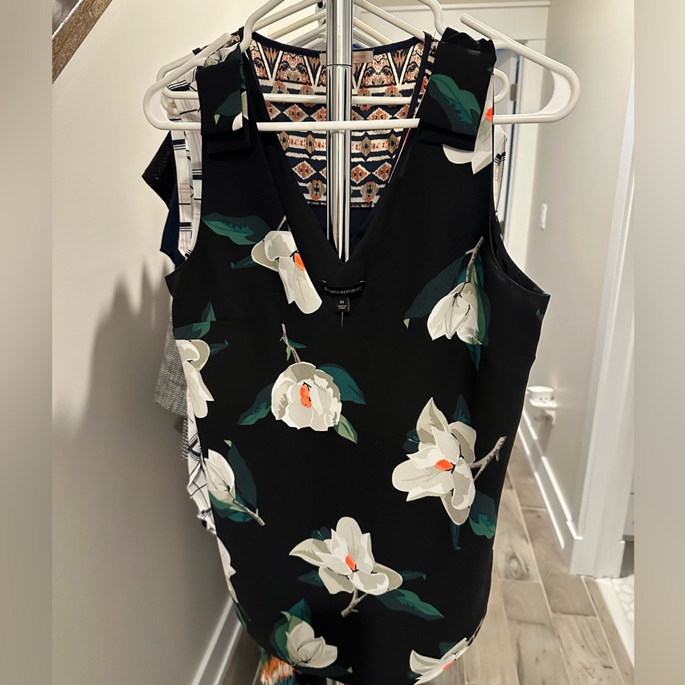 NWT Banana Republic Sleeveless V-Neck Blouse with Bows at Shoulders - Sz M